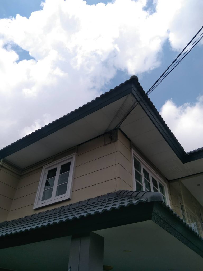 สายเมนใต้ชายคา