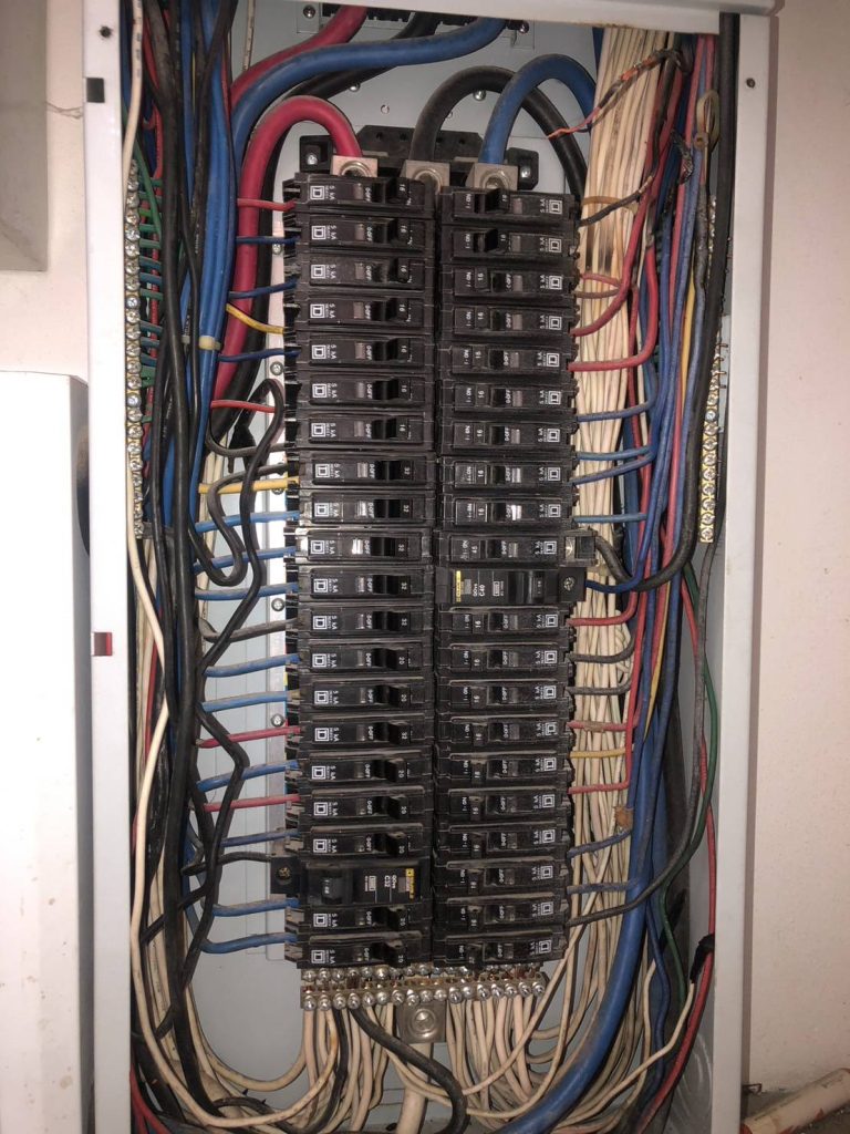 ตู้โหลดเซ็นเตอร์ที่มีรอยช็อตไหม้