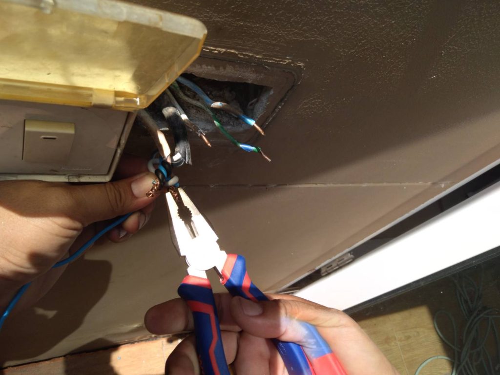 ซ่อมปลั๊กช็อต