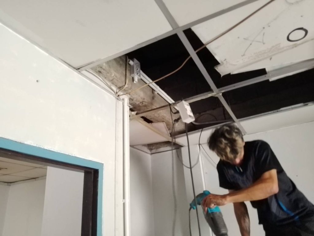 เปิดฝ้าติดตั้งระบบไฟ