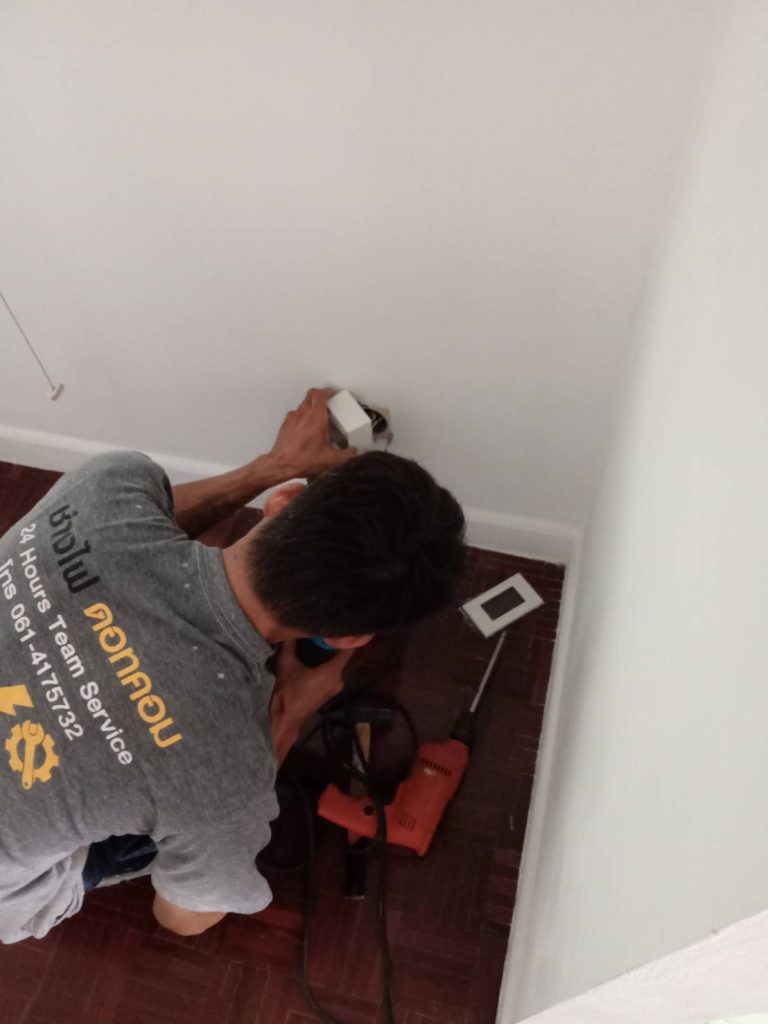 ติดตั้งปลั๊กไฟ