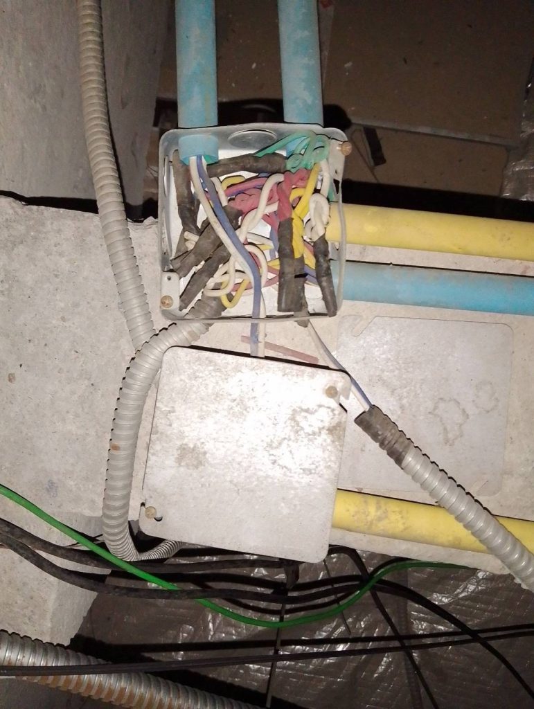 แนวท่อสายไฟและกล่องพักสายบนฝ้า