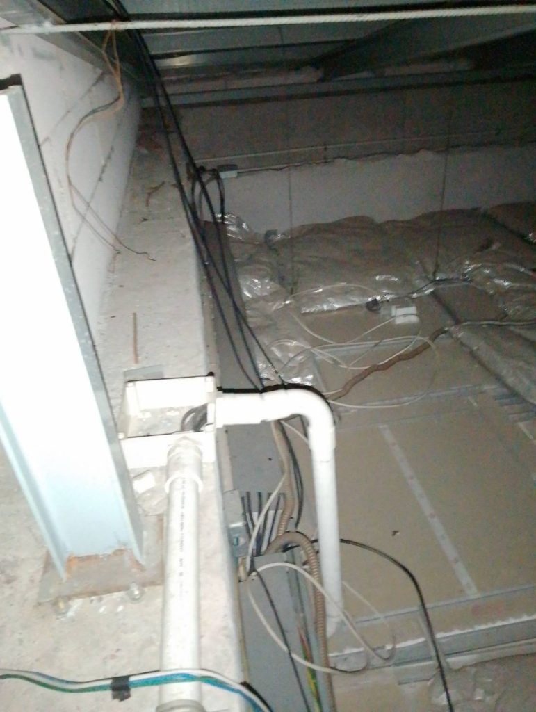 แนวท่อสายไฟและกล่องพักสายบนฝ้า