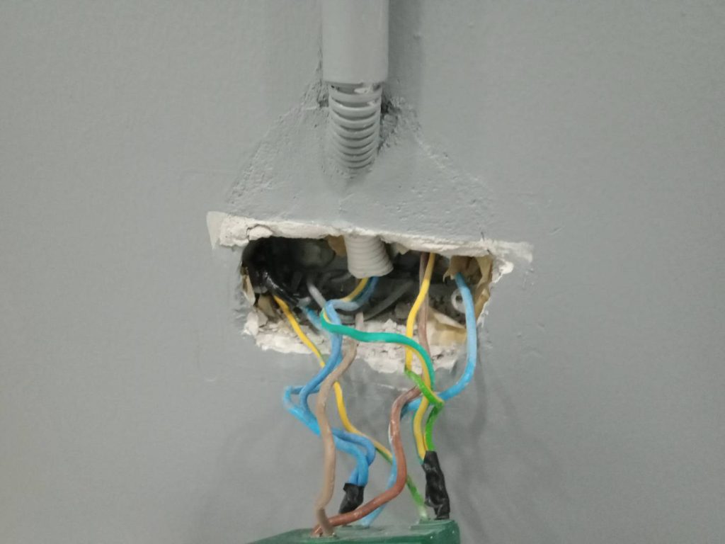 รื้อปลั๊กหาจุดช็อต