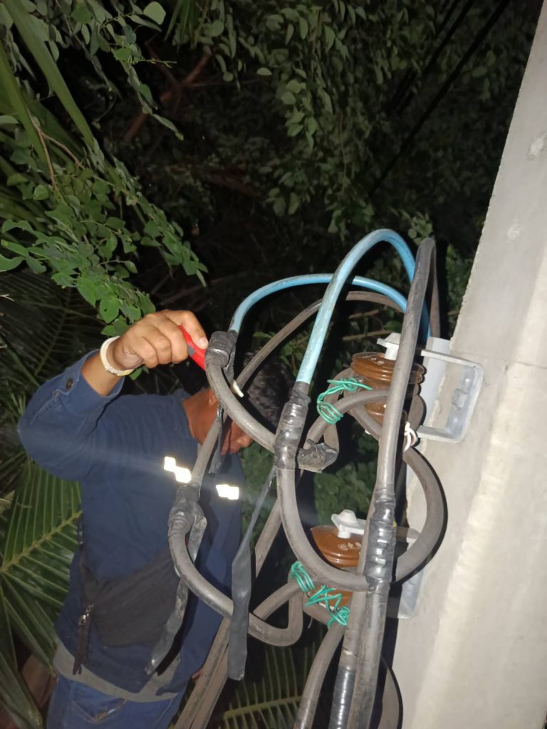 ช่างไฟฟ้าวัดไฟสายเมน