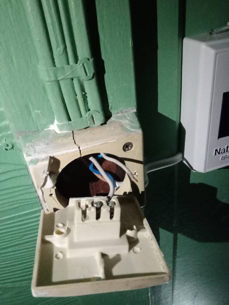 รื้อปลั๊กเช็กสายไฟ