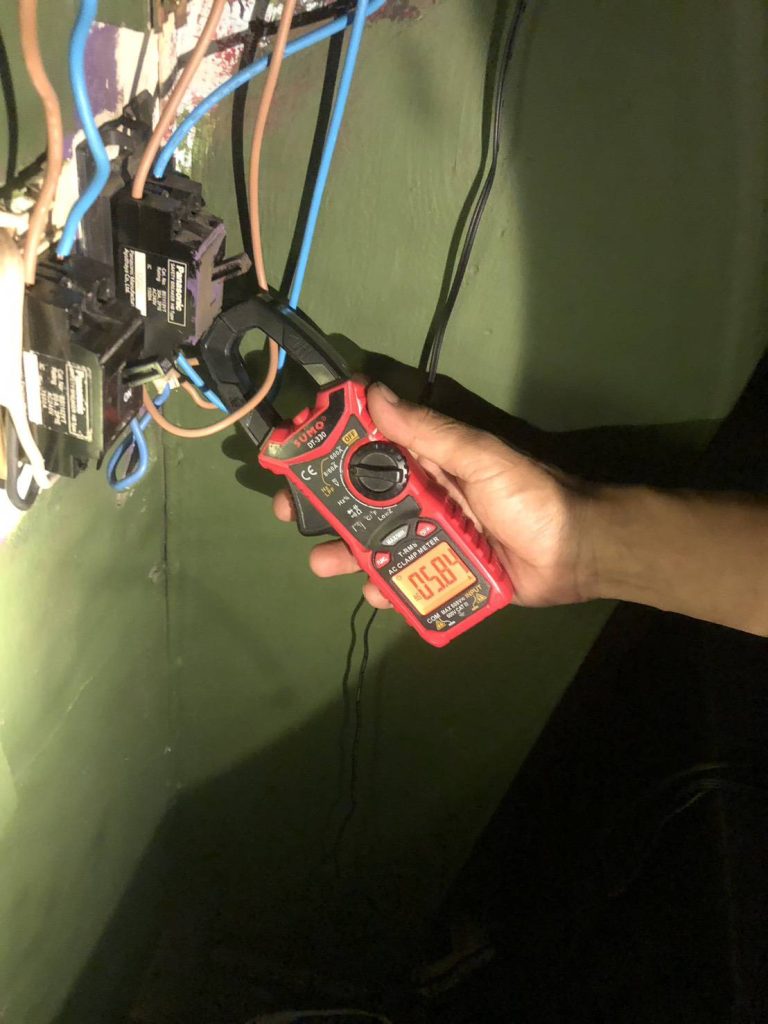 ตรวจสอบไฟจากเบรกเกอร์ (circuit breaker)