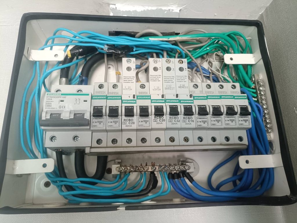 ตู้คอนซูมเมอร์