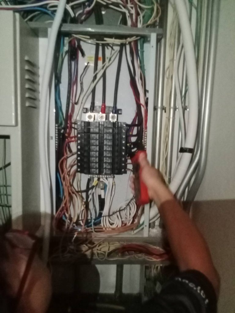 ซ่อมไฟตู้โหลดเซ็นเตอร์