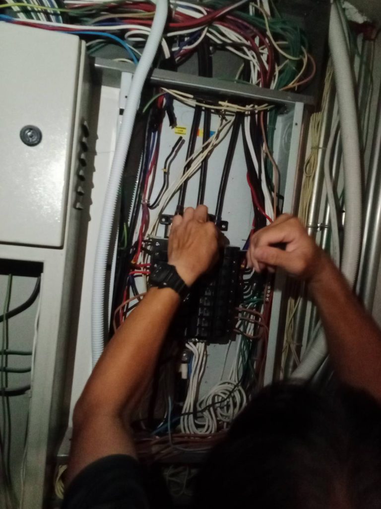 ซ่อมไฟตู้โหลดเซ็นเตอร์