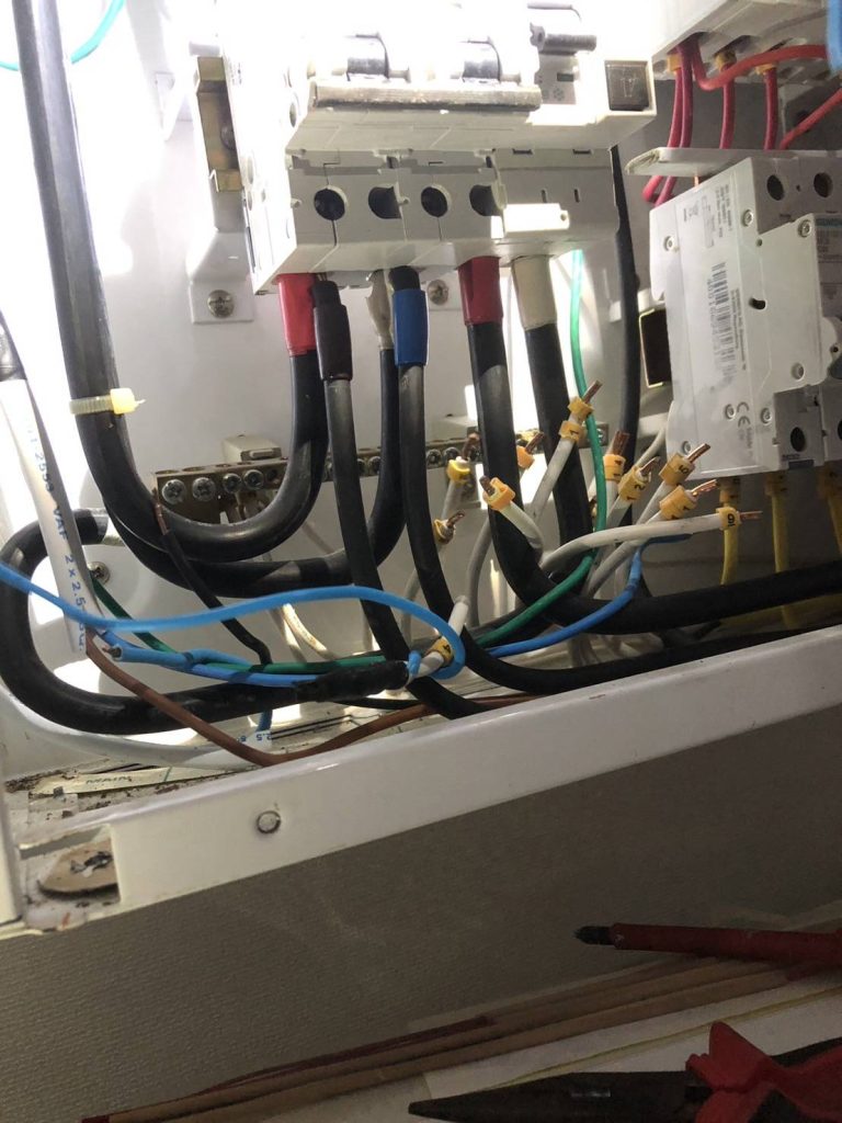 สายไฟเมนเบรกเกอร์