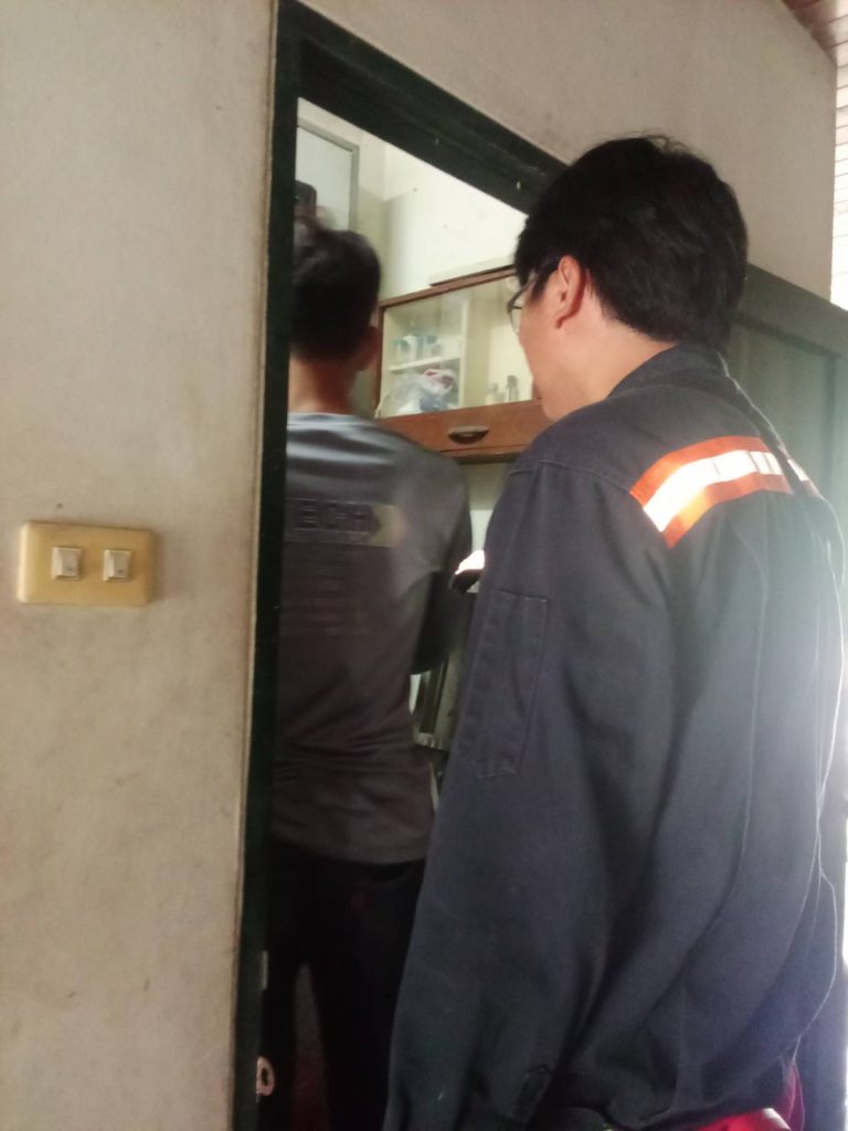 ช่างเข้าตรวจเช็กระบบไฟ