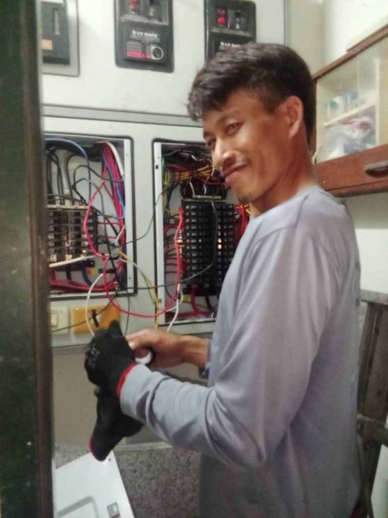 ช่างเข้าตรวจเช็กระบบไฟ