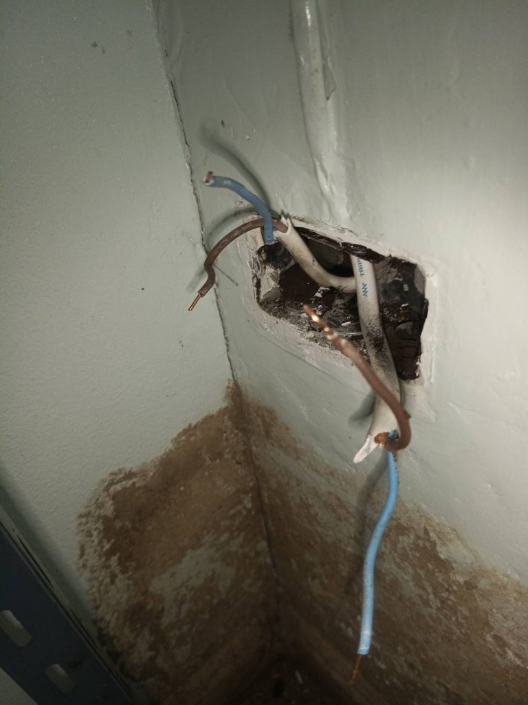 รื้อปลั๊กเช็กสายไฟ