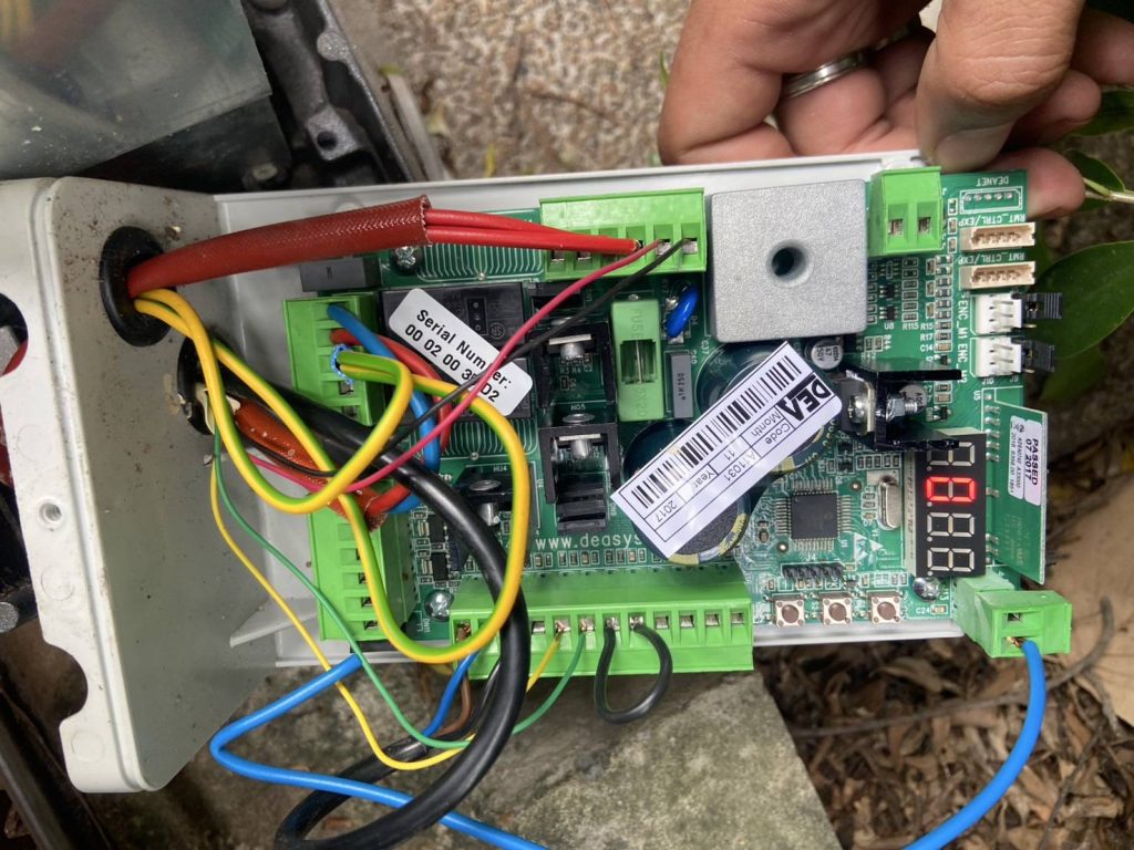 ตรวจเช็กบอร์ดมอเตอร์ประตูรีโมท