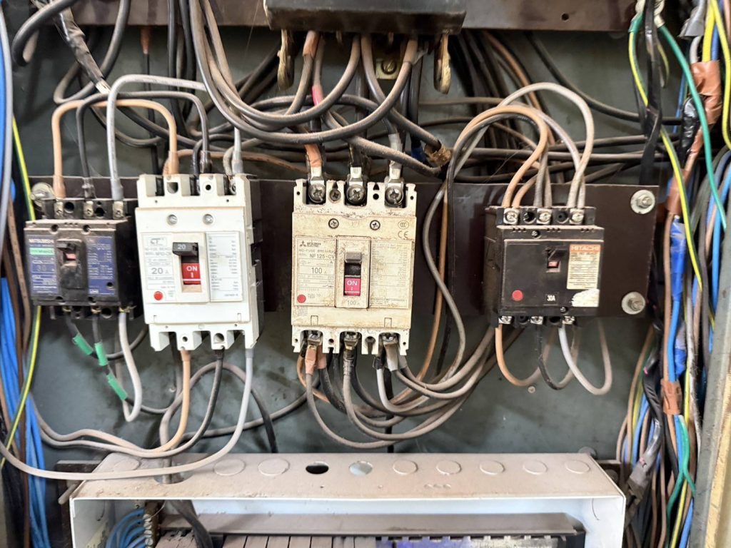 เมนเบรกเกอร์