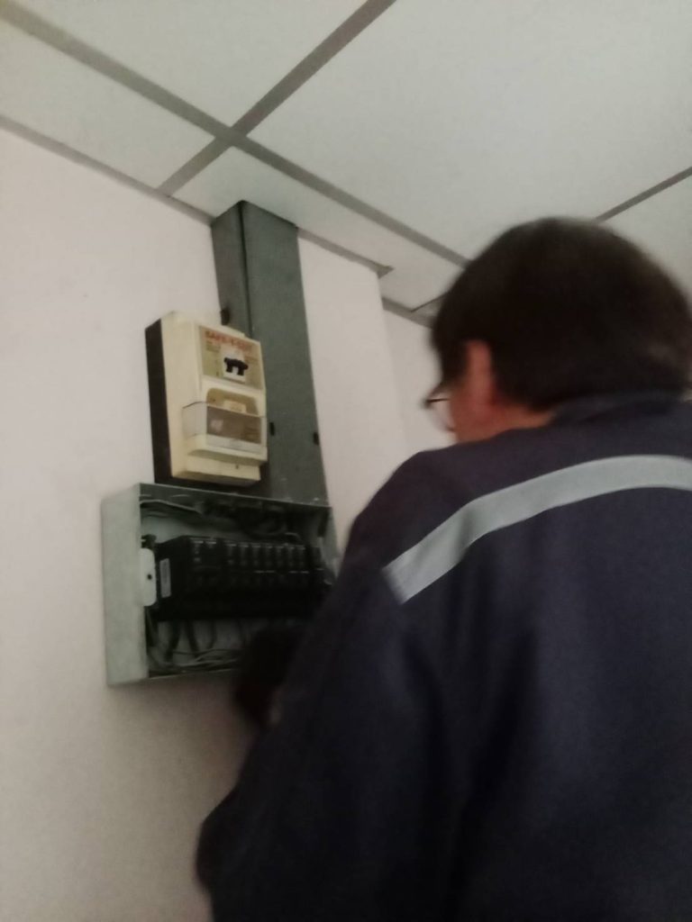 ช่างทำการตรวจเช็กตู้คอนซูมเมอร์