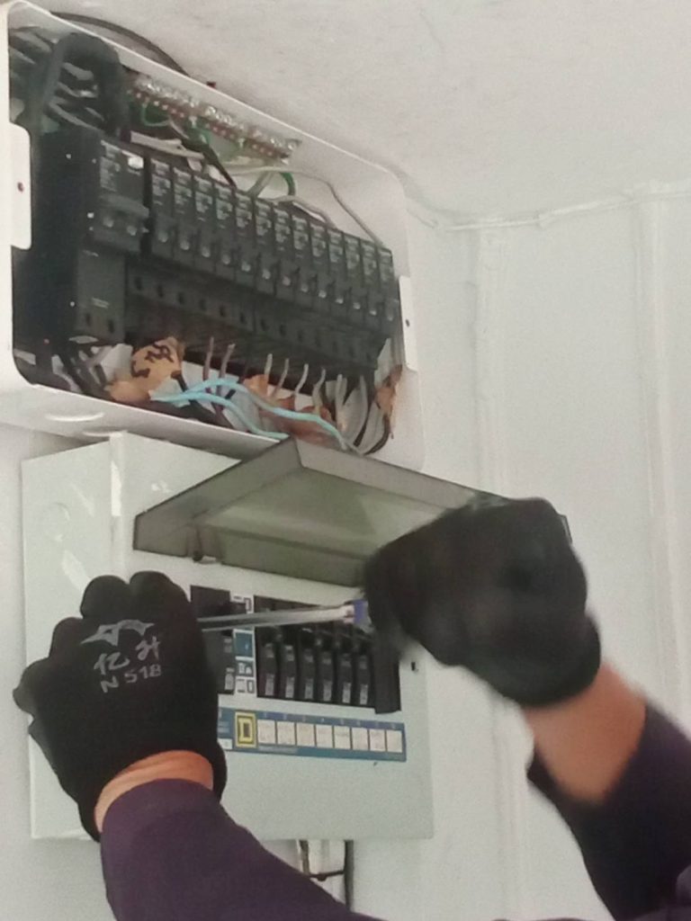 ช่างเข้าตรวจเช็กตู้คอนซูมเมอร์