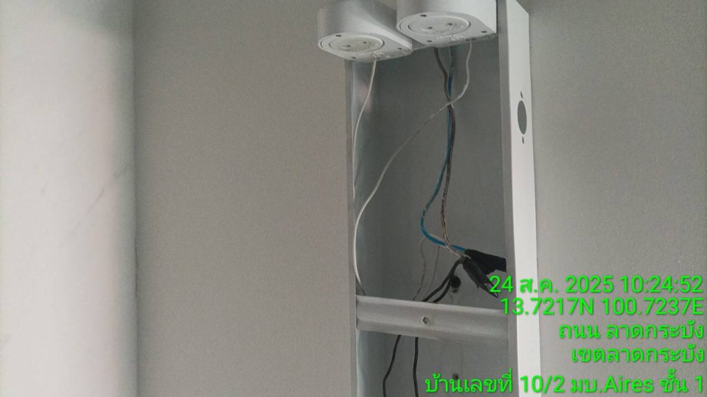 สายไฟในรางหลอดไฟ