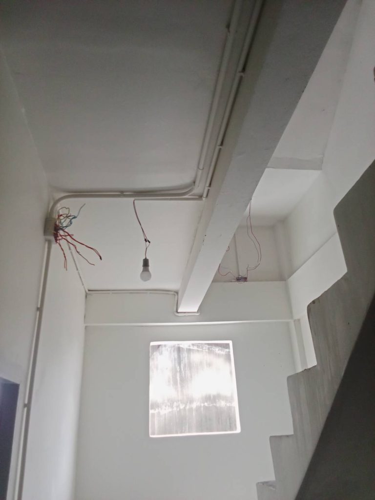 แนวท่อสายไฟและกล่องพักสายที่ยังไม่ได้จัดเก็บ