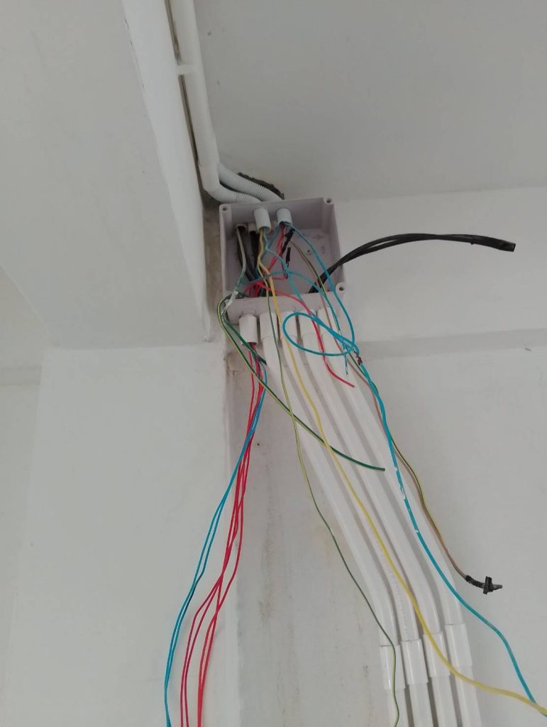 แนวท่อสายไฟและกล่องพักสายไฟ