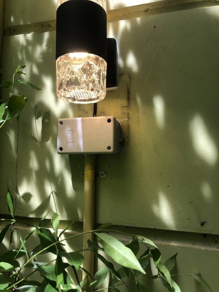 งานติดตั้งโคมไฟติดผนัง