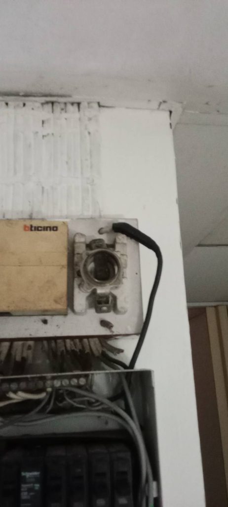 เปลี่ยนสายไฟที่ไหม้