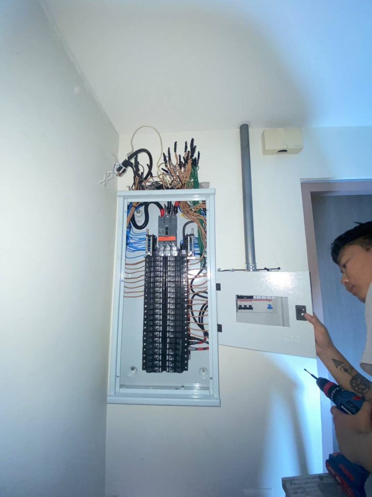 ช่างไฟฟ้าทำการติดตั้งตู้โหลดเซ็นเตอร์