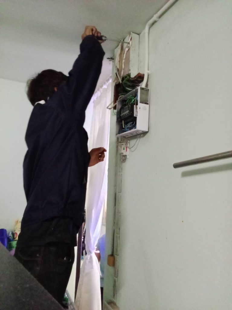 ซ่อมแก้สายไฟเข้าตู้คอนซูมเมอร์