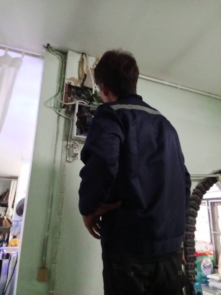 ซ่อมแก้สายไฟเข้าตู้คอนซูมเมอร์