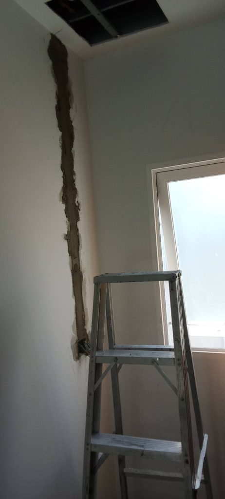 งานกรีดผนังฝังสายไฟ