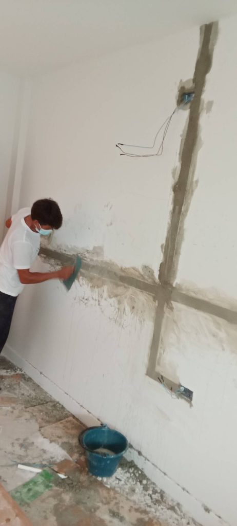 งานกรีดผนังฝังสายไฟ