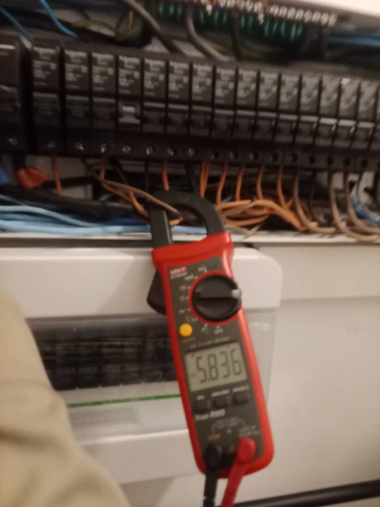 ช่างไฟฟ้าตรวจเช็กคอนซูมเมอร์ยูนิต