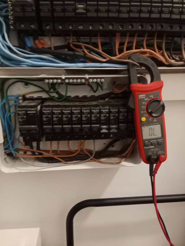 ช่างไฟฟ้าตรวจเช็กคอนซูมเมอร์ยูนิต