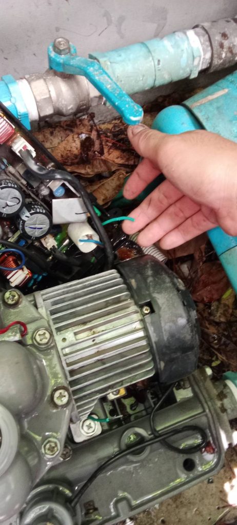 ช่างตรวจเช็กปั๊มน้ำ