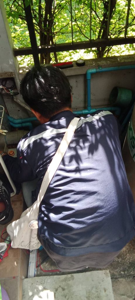 ช่างตรวจเช็กปั๊มน้ำ