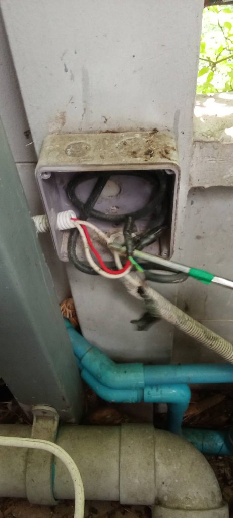 ตรวจเช็กสายไฟในกล่องพักสาย