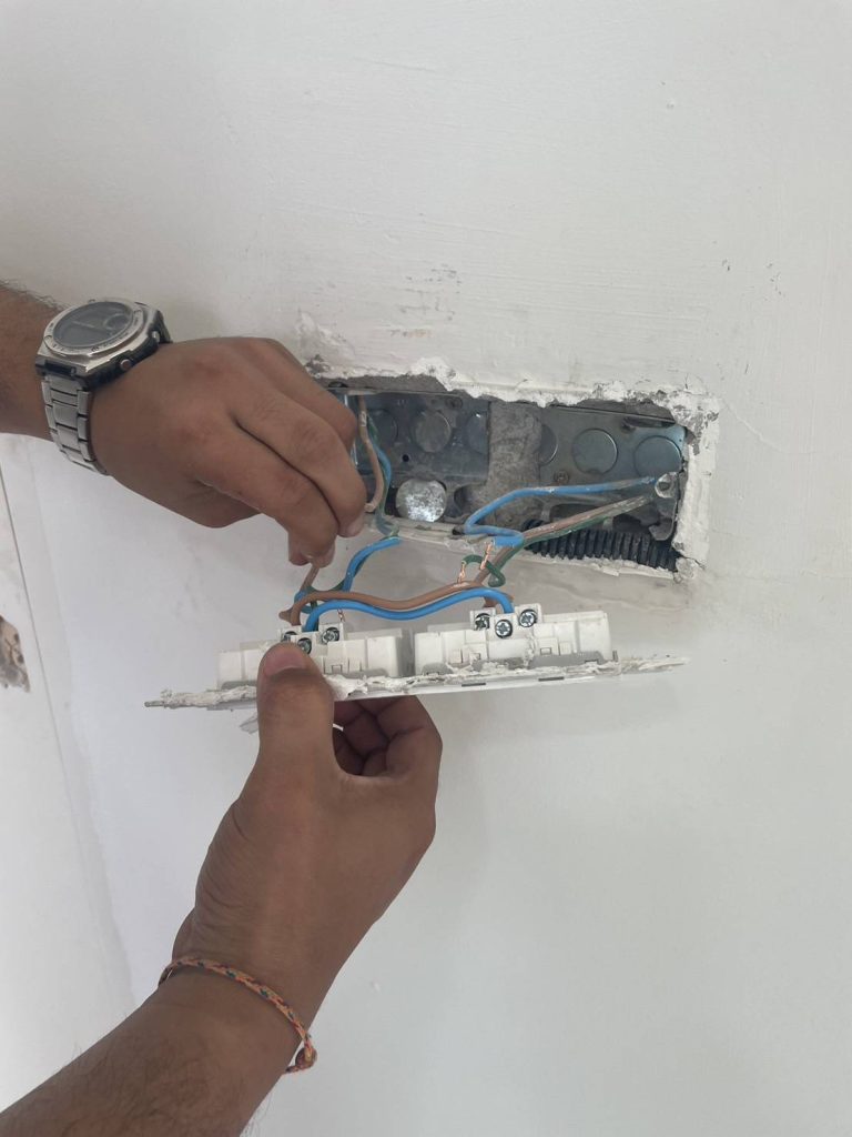 ตรวจเช็กปลั๊กไฟ