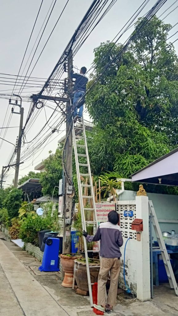 ปีนบันได ดึงสายเมน