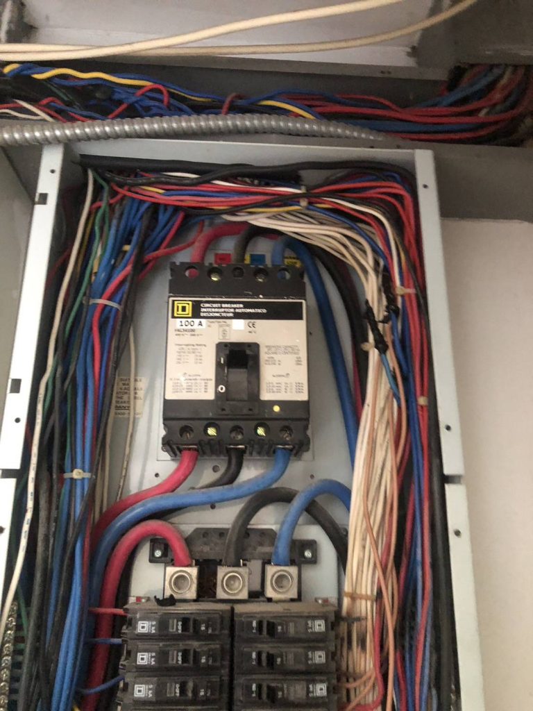 เมนเบรกเกอร์ในตู้โหลดเซ็นเตอร์