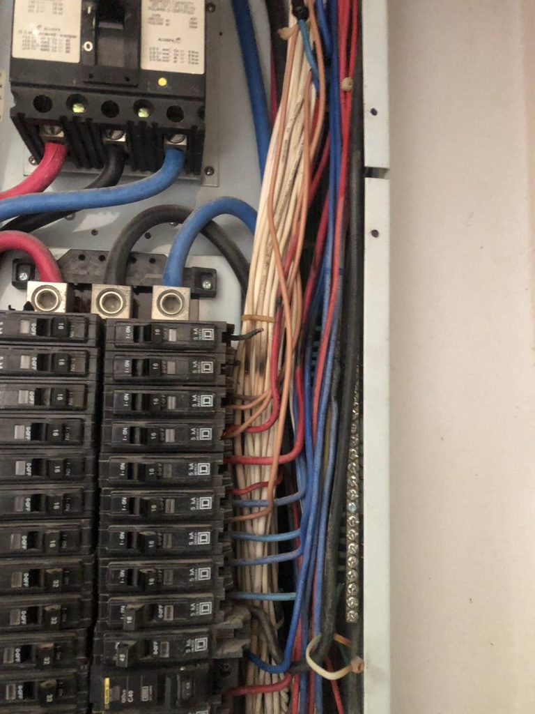 สายไฟในตู้โหลดเซ็นเตอร์