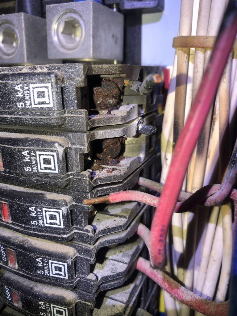 เบรกเกอร์มีรอยช็อตไหม้