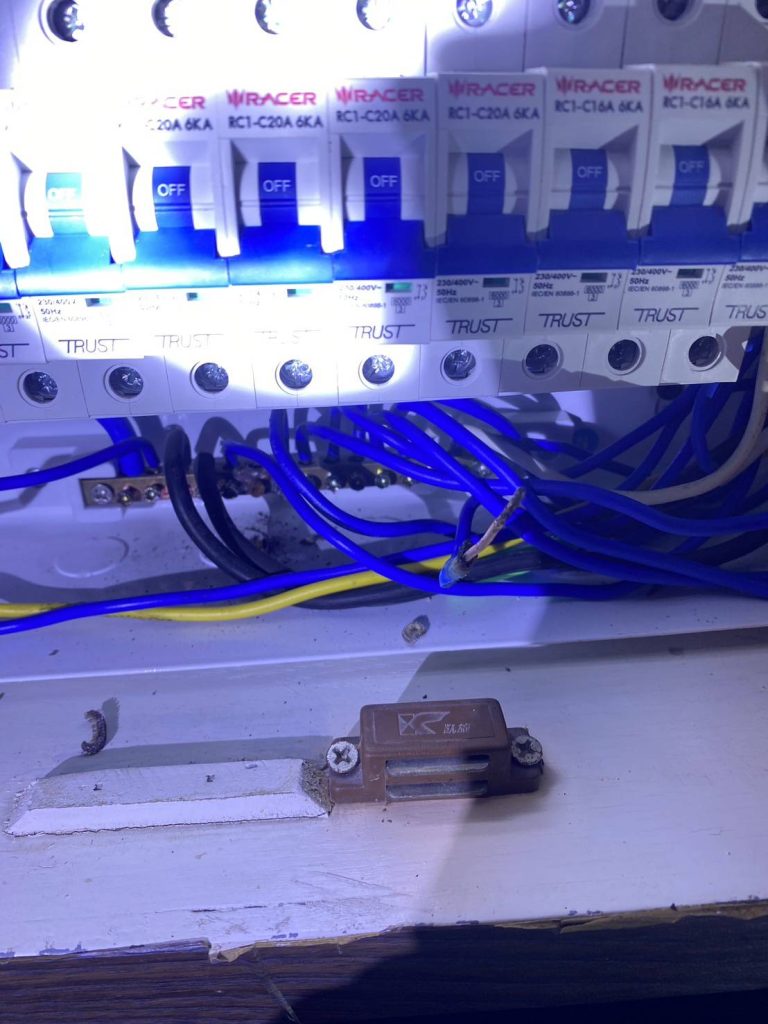 สายไฟในตู้คอนซูมเมอร์