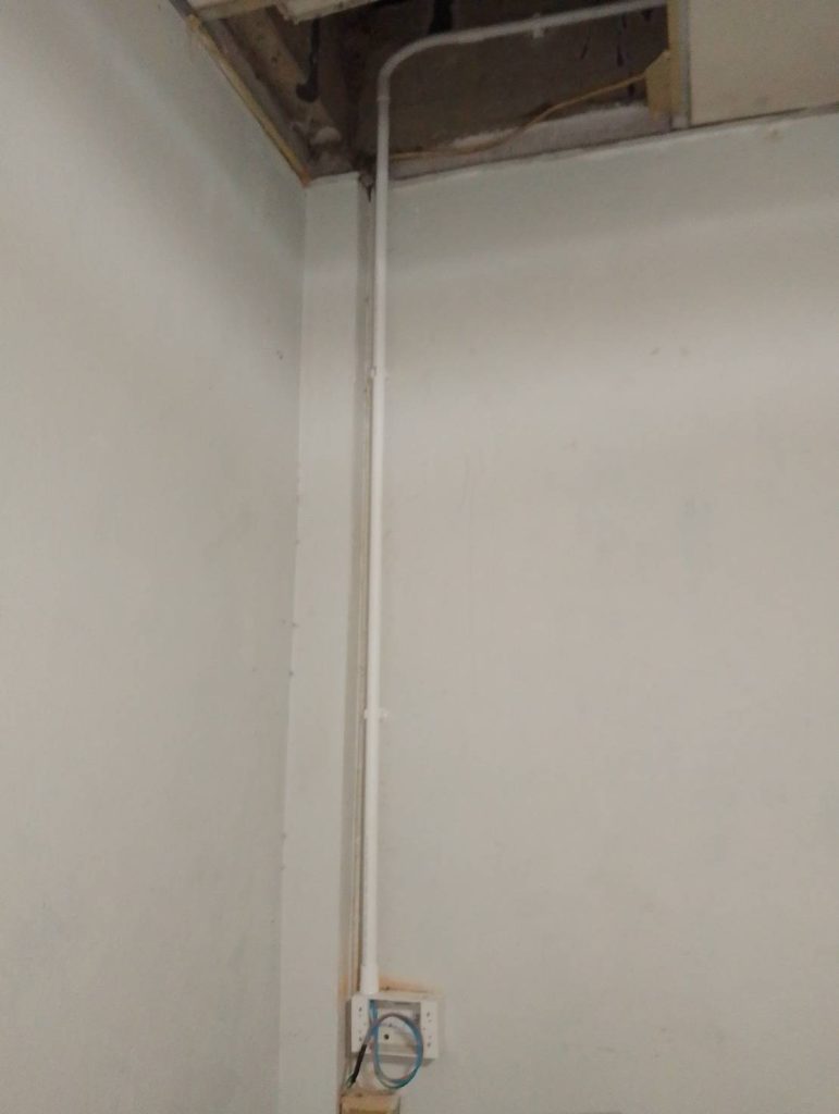 เดินท่อร้อยสายไฟติดตั้งปลั๊ก