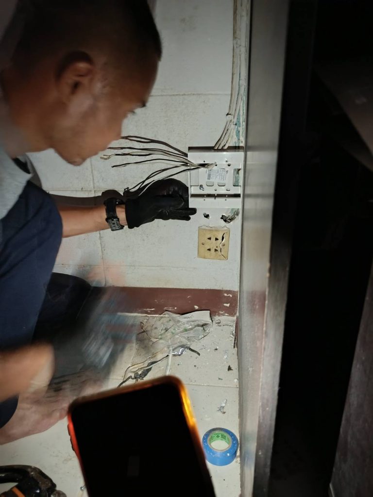 ซ่อมปลั๊กไฟ