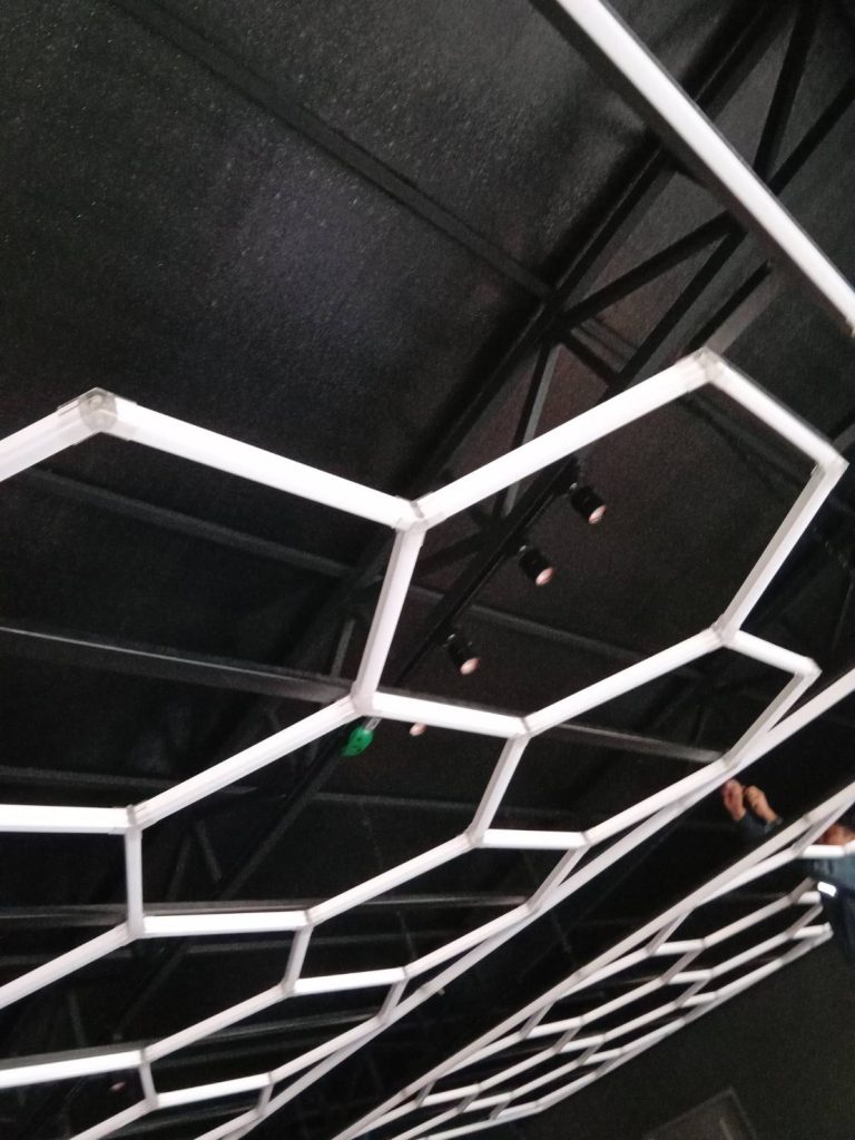 งานติดตั้งหลอดไฟ