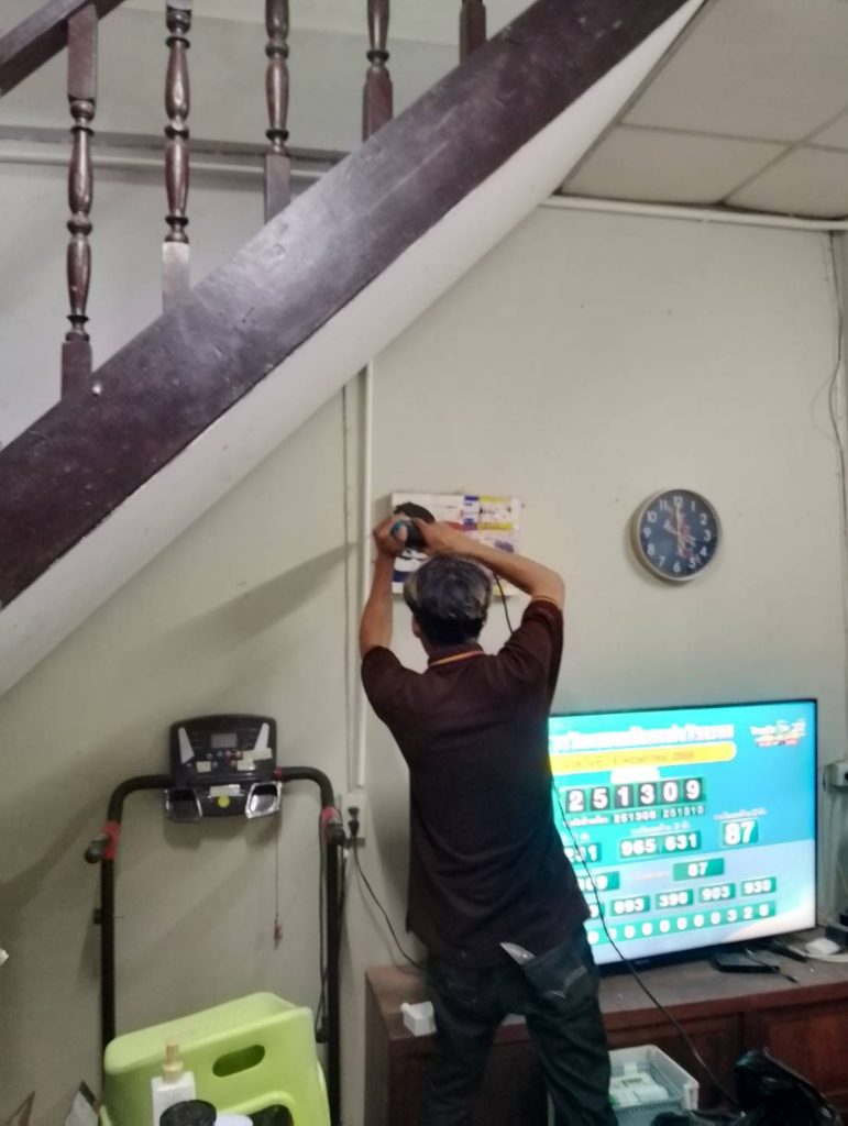 ช่างไฟฟ้าเช็กตู้ไฟ