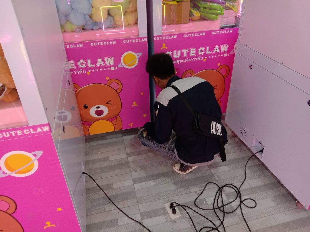 ช่างไฟฟ้าตรวจเช็กปลั๊กไฟ