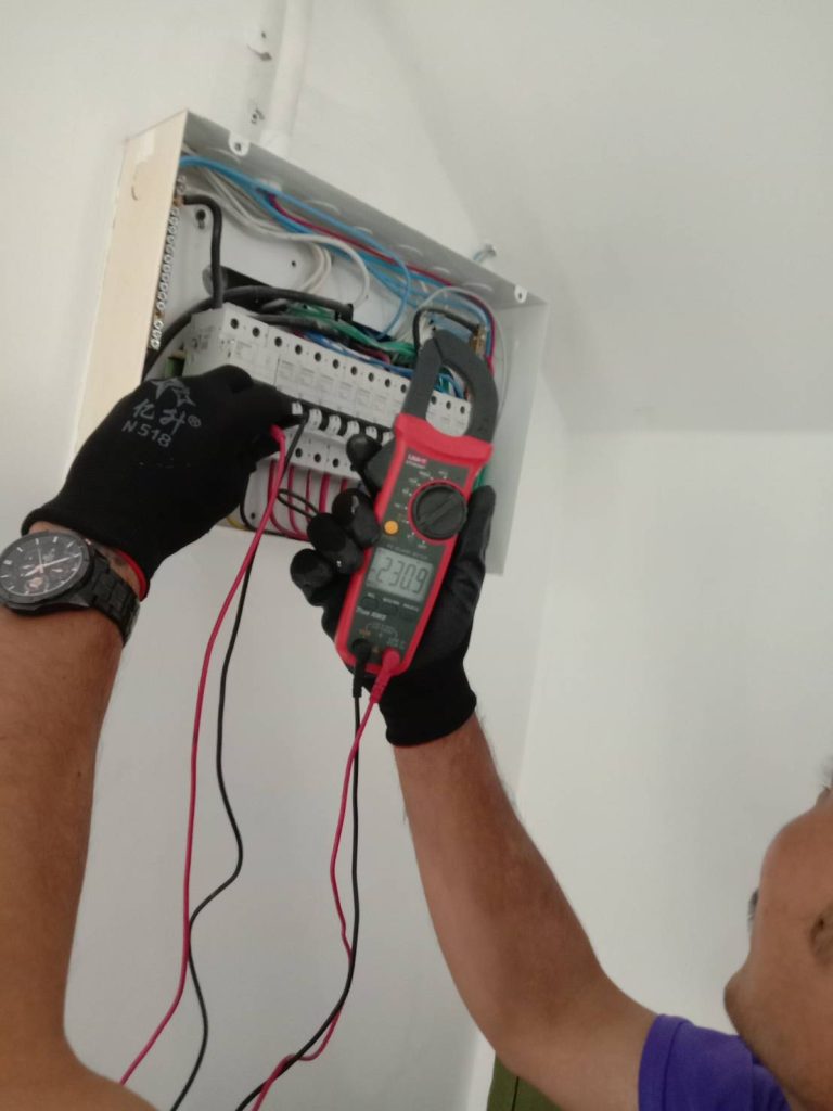 ช่างไฟฟ้าตรวจเช็คตู้คอนซูมเมอร์ยูนิต