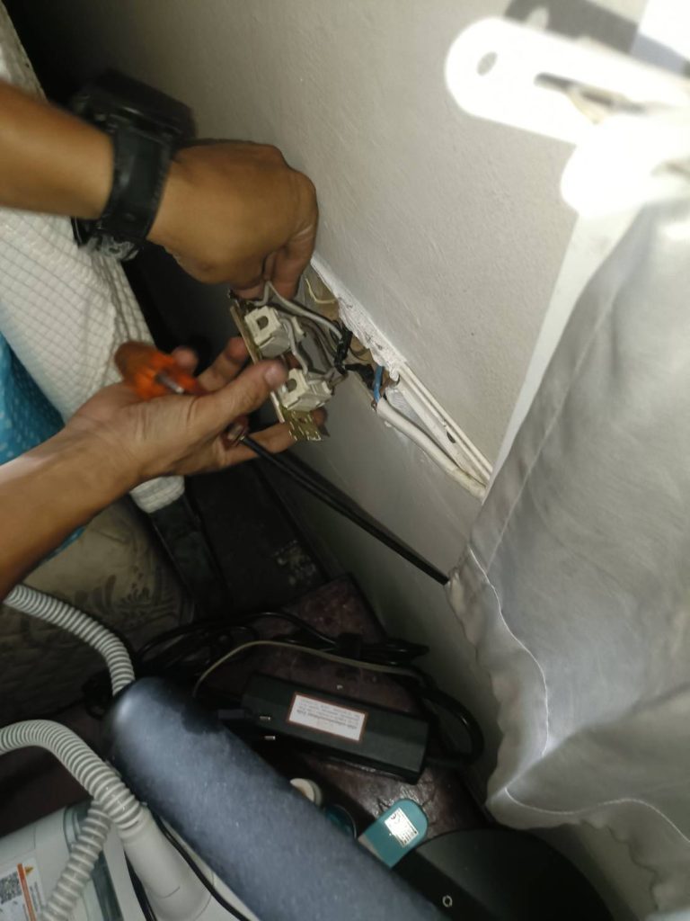 รื้อปลั๊กเช็กสายไฟ